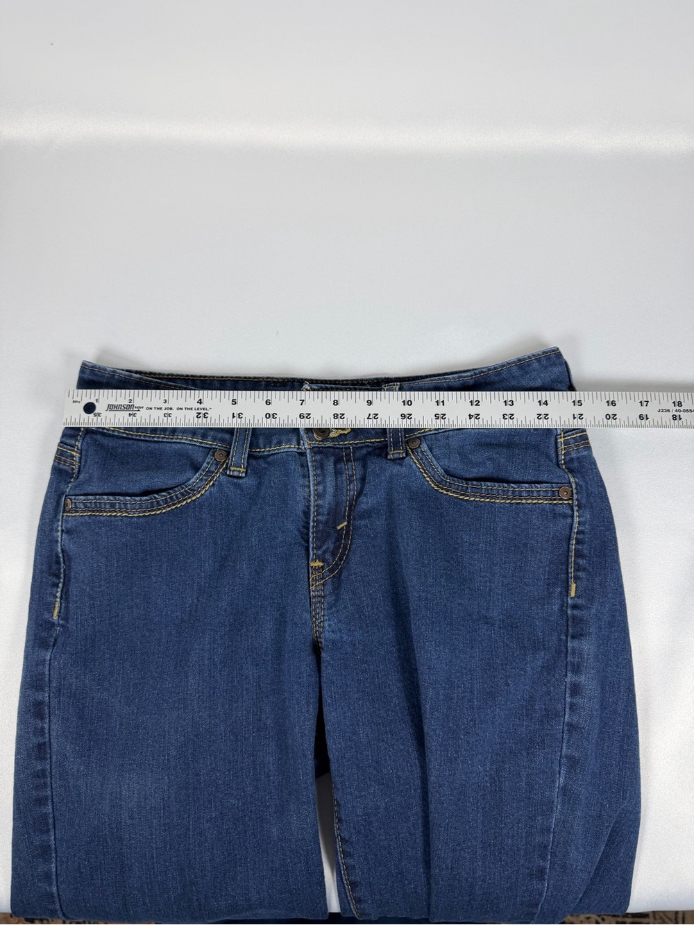 Levi’s Women’s Dark Blue Capri Jeans Size 8 - Picture 6 of 9